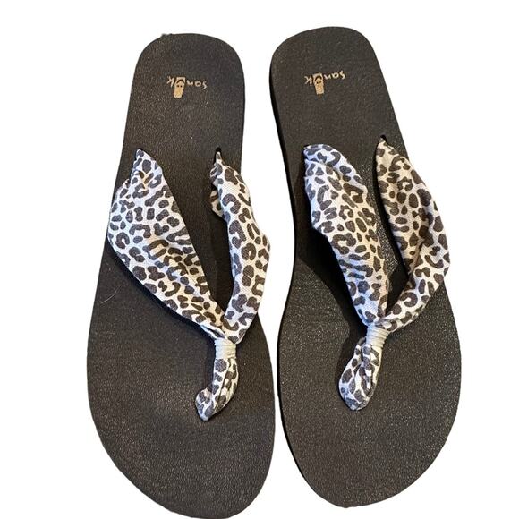 Sanuk Women’s Size 8 Ivory and Brown Leopard Print Slip On Sandals - Picture 1 of 4
